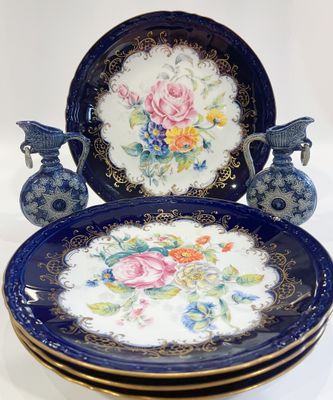 LIMOGES - Quatre assiettes à décor de fleurs. Diam. : 24cm