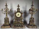 Trois horloges anciennes sont posées les unes à côté des autres sur une table