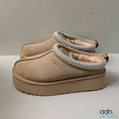 Chaussons classiques en peau de mouton pour femme de la marque UGG Australia, couleur beige clair