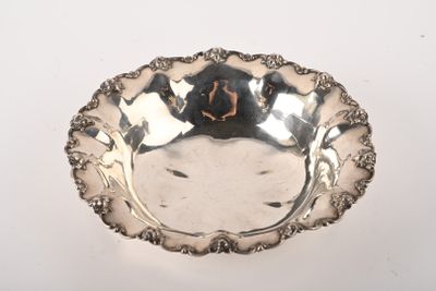 un bol en argent posé sur une table