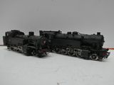 un train noir sur les rails, sur un fond blanc