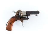 un vieux revolver avec un manche en bois sur fond blanc