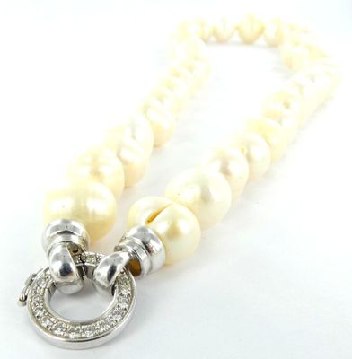collier composé de perles blanches et d'un fermoir en argent, sur fond blanc