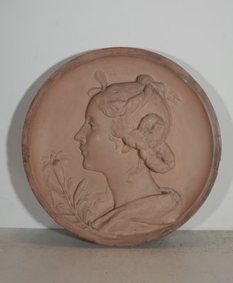 une image représentant une plaque en argile représentant une femme