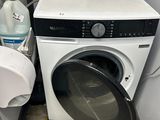 un lave-linge et un sèche-linge dans une petite pièce