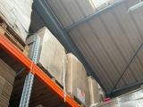 une grande quantité de cartons empilés sur une étagère dans un entrepôt