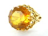 une image représentant une bague jaune ornée d'une grosse citrine à facettes