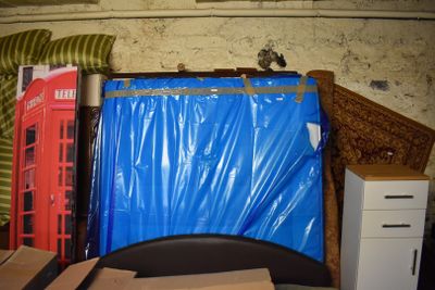une bâche bleue recouvrant l'arrière d'un lit