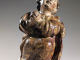 figurine représentant une femme assise tenant un panier de fleurs