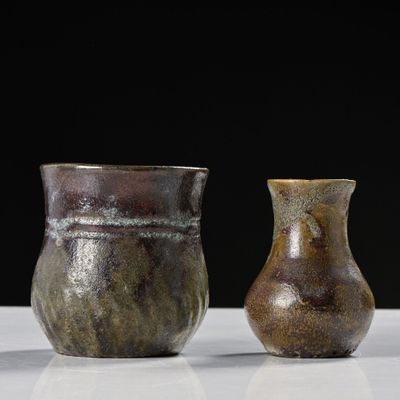 trois vases posés l'un à côté de l'autre sur une table