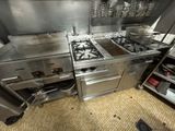 une cuisine équipée de nombreux appareils électroménagers en inox