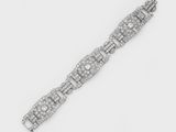 gros plan d'un bracelet en diamant sur une surface blanche