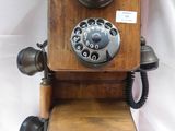 un téléphone à l'ancienne posé sur un socle en bois