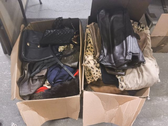 Lot de 2 cartons de vêtements divers vintage et 1 carton de merce...