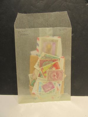 un sac transparent contenant des timbres, posé sur une table