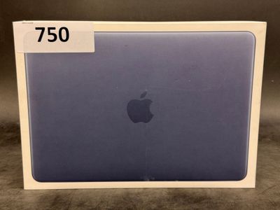 un ordinateur portable Apple posé sur une boîte, sur une table
