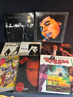 beaucoup de CD de musique sur la table