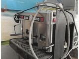 une machine à café posée sur une table