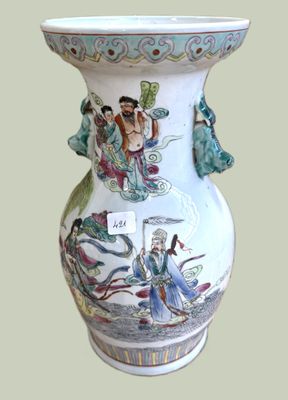 Vase Chine en faïence blanche à décor de scène romantique et…