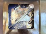 une boîte contenant un stylo, posée sur une table