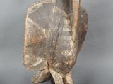 deux sculptures représentant un oiseau posé sur un socle, sur une surface grise