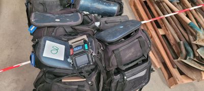 une pile de bagages posée par terre à côté d'une palette en bois
