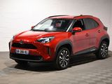 La Toyota RAV est garée dans une pièce dont le sol est en damier.