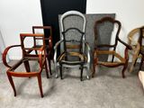 several chairs are lined up in a row in a room