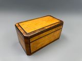 une petite boîte en bois avec deux tiroirs et un couvercle