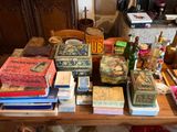 une table couverte de livres et d'autres objets posés dessus