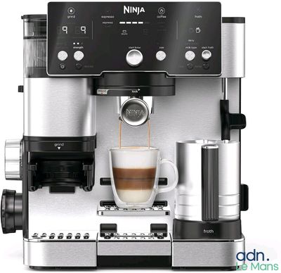 gros plan d'une machine à café avec une tasse de café