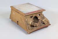Base rectangulaire à doucine, en bois sculpté doré ajouré, à… (photo 3)