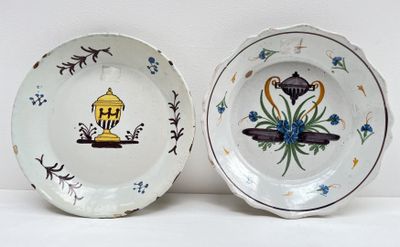 deux assiettes avec des motifs différents