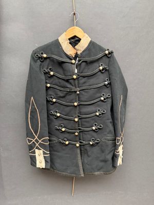 une photo d'une veste militaire accrochée au mur