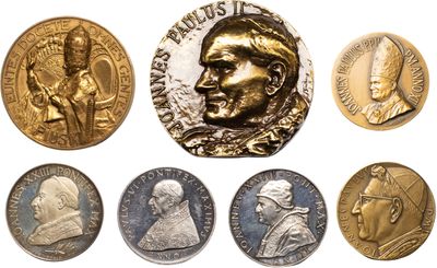un gros plan sur un ensemble de pièces de monnaie présentant des faces différentes