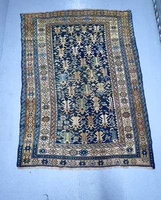 un tapis posé à même le sol dans une pièce aux murs bleus
