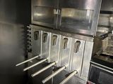 une cuisine équipée de nombreux appareils électroménagers en inox