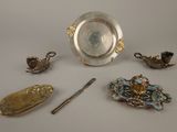 beaucoup d'objets en argent et en or sur la table