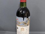 une bouteille de vin posée sur une table