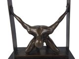 sculpture en bronze représentant un torse féminin nu sur un socle noir