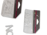 un paquet de perles en plastique blanches et un paquet de perles en plastique blanches