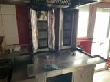 une photo d'une cuisine équipée d'une cuisinière et d'un four