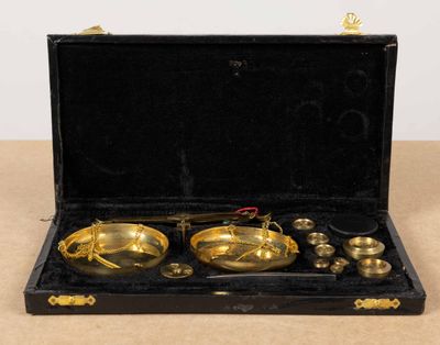 un coffret noir contenant un ensemble d'objets en laiton