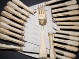tout un tas de fourchettes et de couteaux posés sur la table