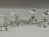 trois bougeoirs en verre transparent posés les uns à côté des autres sur une table