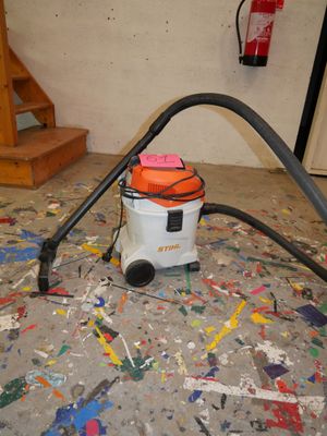 une photo d'un aspirateur dans une pièce en désordre