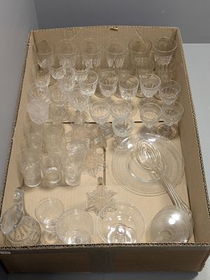 une boîte remplie de verres, d'assiettes et de couverts vides