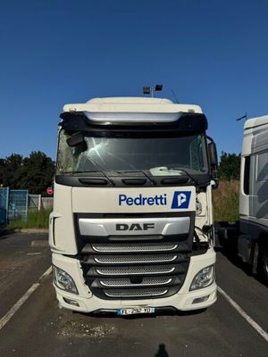 un camion blanc garé sur un parking à côté d'une camionnette