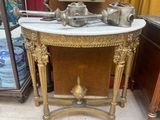 une petite table avec un plateau en marbre dans un magasin