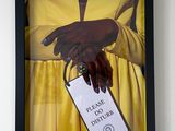 la photo d'une photo représentant une femme tenant une étiquette
